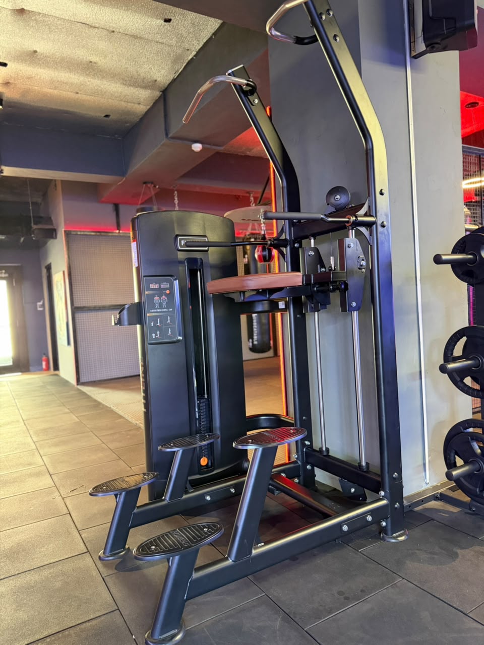 Plate-loaded leg press machine