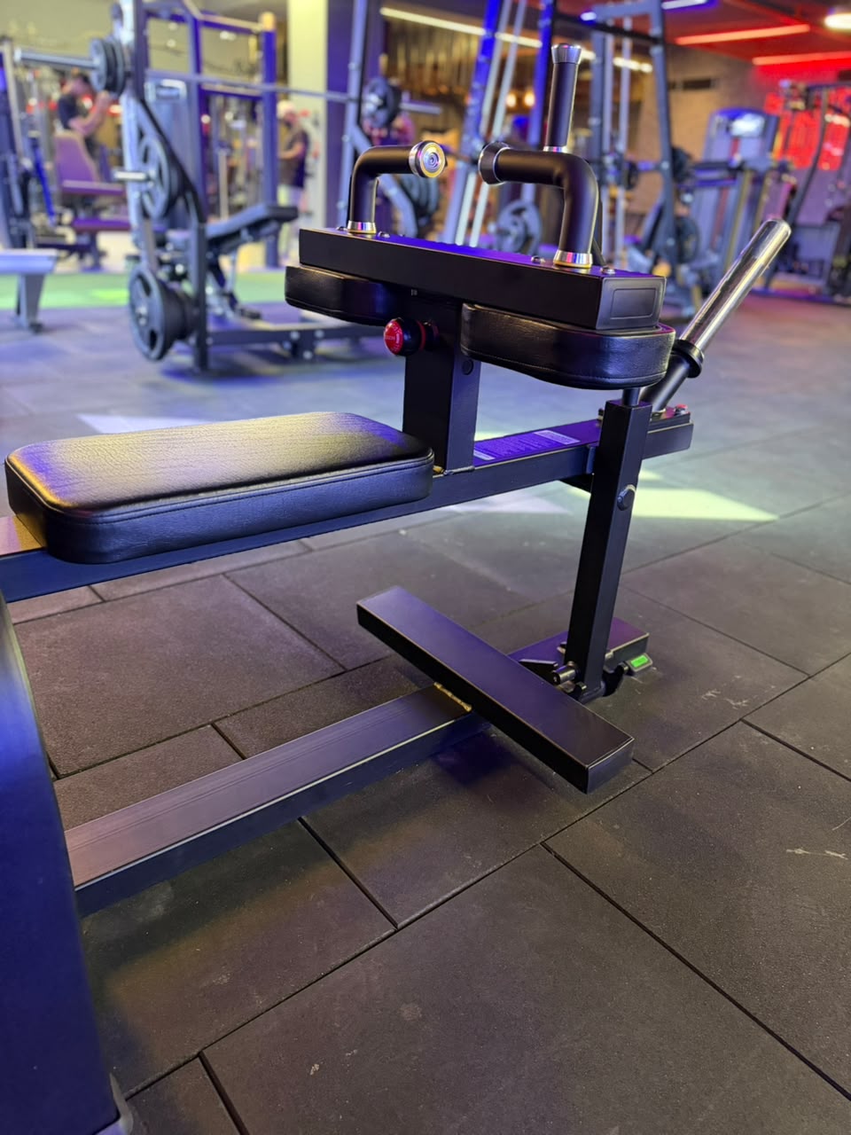 Smith machine with flat bench on the dark floor