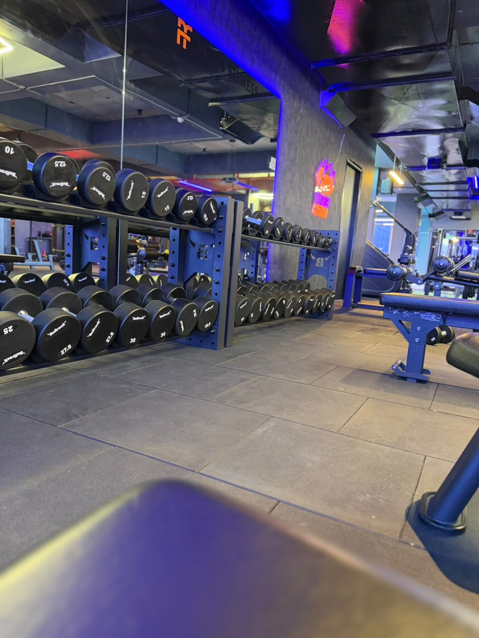 Incline bench station